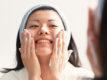 熬夜毛孔粗大如何改善，简单五招恢复美肌  毛孔粗大 美白祛黄 第2张