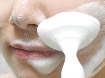 洁面刷会变大毛孔吗，怎样使用洁面刷  洁面刷 美白祛黄 第2张