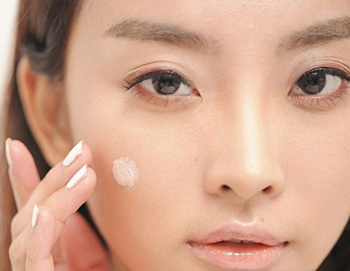 怎样化妆可以遮住毛孔，教你完美遮盖毛孔  毛孔 化妆 美白祛黄 第2张