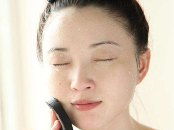 皮肤油腻根本解决方法，根源解决妙招  油性皮肤 美白祛黄 第2张