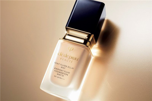 肌肤之钥钻光柔雾修护粉底液登场，一抹一扫打造柔雾光感陶瓷肌