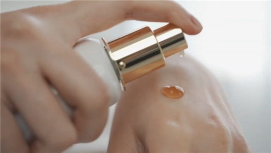 把握洁面后黄金60秒，立刻涂上雪花秀升华版润燥再生精华