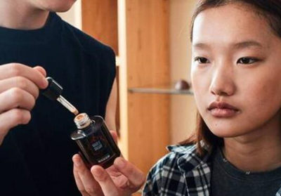 精华直接滴脸上还是手心？精华正确用法详解  精华 美白祛黄 第2张