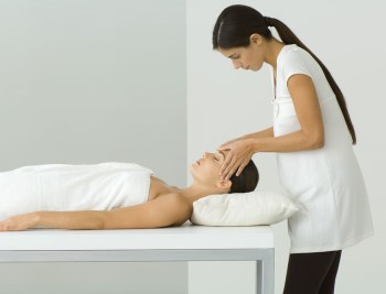 长期熬夜脸浮肿怎么办，速效方法快点学起来!  熬夜 水肿 方法 美白祛黄 第2张