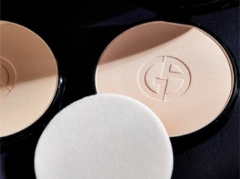 阿玛尼定妆粉饼好用吗具体分析  阿玛尼 好用 粉饼 美白祛黄 第4张