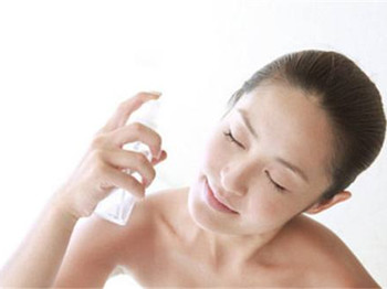 画完妆脸起皮怎么补救，根据原因及时补救  画完妆脸起皮怎么补救 美白祛黄 第3张