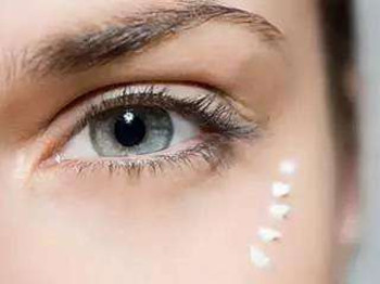 去除眼部脂肪粒小偏方，五个实用小方法  偏方 眼部 脂肪 美白祛黄 第3张