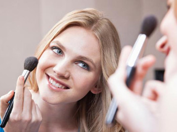 干皮怎么补妆不暴皮，小窍门解决大问题  干皮怎么补妆不暴皮 美白祛黄 第2张