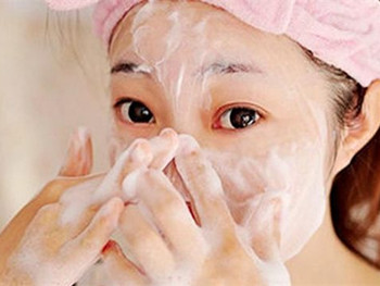 睡前基础护肤的正确步骤，正确护肤更美丽  护肤步骤 美白祛黄 第2张