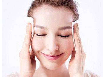 睡前基础护肤的正确步骤，正确护肤更美丽  护肤步骤 美白祛黄 第3张