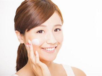 睡前基础护肤的正确步骤，正确护肤更美丽  护肤步骤 美白祛黄 第6张