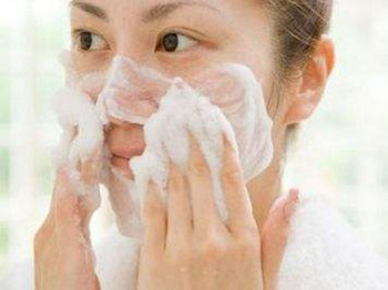不用洗面奶洗脸好吗，看过就知道