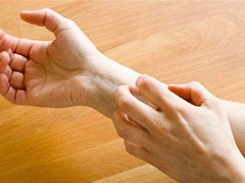 浑身痒起鸡皮疙瘩怎么回事  鸡皮疙瘩 美白祛黄 第3张