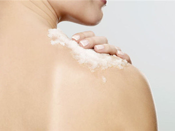 鸡皮肤怎么消除最有效，去除鸡皮肤小窍门妙招  去除鸡皮肤 美白祛黄 第2张