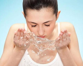 早上正确的洗脸护肤方法和步骤都有哪些  洗脸 美白祛黄 第3张