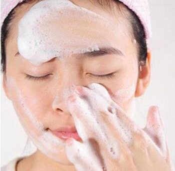 早上正确的洗脸护肤方法和步骤都有哪些  洗脸 美白祛黄 第4张