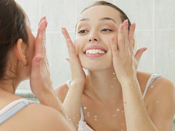 洁面乳和洗面奶的区别，正确使用洁面产品  洁面乳 洗面奶 美白祛黄 第3张