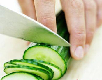 青瓜敷脸有什么作用，自制青瓜补水面膜