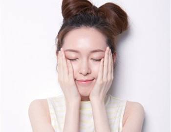 护肤水正确使用方法和注意事项有什么  方法 美白祛黄 第4张