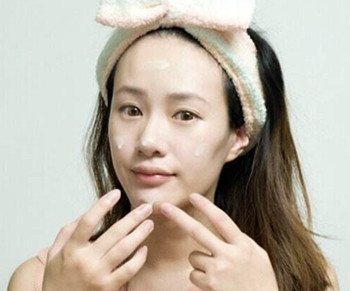 护肤品的使用顺序及涂抹方法是什么  护肤品 美白祛黄 第5张