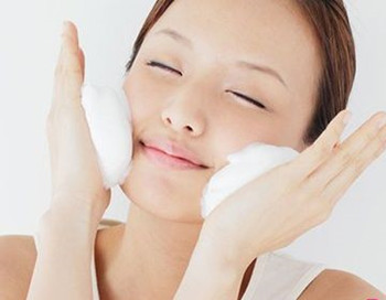 晚上洗脸后要不要擦护肤品，需要用哪些护肤品