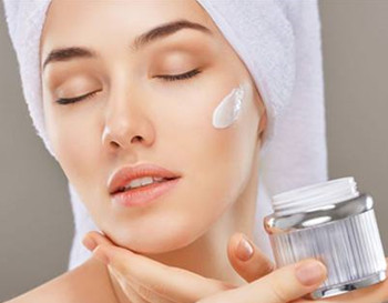 晚上洗脸后要不要擦护肤品，需要用哪些护肤品  晚上洗脸 美白祛黄 第3张