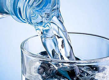 激素脸矿泉水敷脸2个月能不能好，有什么作用呢