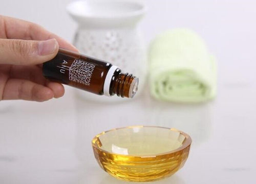 激素脸可以用精油吗，能用哪些精油  激素脸 精油 美白祛黄 第2张