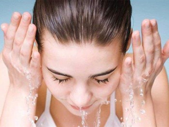 秋冬皮肤敏感发红怎么办，解决秋冬护肤问题  秋冬 皮肤 怎么办 美白祛黄 第4张