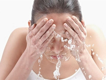敏感肌肤正确洗脸方法，走出误区正确护肤