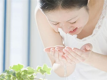 敏感肌肤正确洗脸方法，走出误区正确护肤  肌肤 方法 美白祛黄 第3张