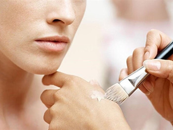 过敏皮肤能用化妆品吗，小心毁容哦  过敏皮肤 美白祛黄 第3张