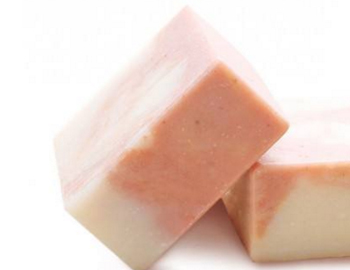 香皂洗脸好还是洗面奶好，这样洗脸才对