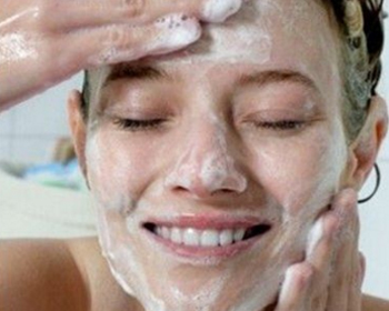 激素脸能用洗面奶吗，这样洗脸才对  洗面奶 激素脸 美白祛黄 第2张