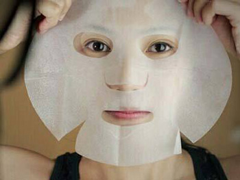 敷面膜的最佳时间，怎样正确敷面膜  敷面膜 美白祛黄 第3张