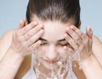 脸上过敏可以用生理盐水敷脸吗