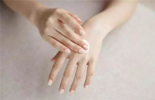 女人想上了年纪也不显老，这3个地方要学会保养  保养 第5张