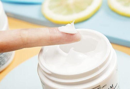 脸颊特别容易红用什么护肤品，试试这几类  护肤品 美白祛黄 第3张