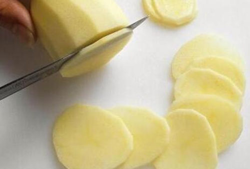 红血丝皮肤用什么蔬菜敷脸，五种推荐  蔬菜 敷脸 美白祛黄 第3张