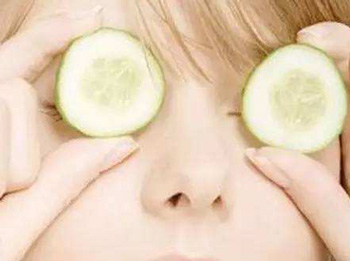 敷黄瓜可以去红血丝吗，正确方法