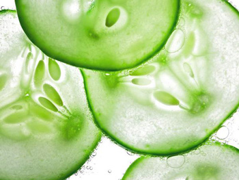 敷黄瓜可以去红血丝吗，正确方法  红血丝 黄瓜 美白祛黄 第2张