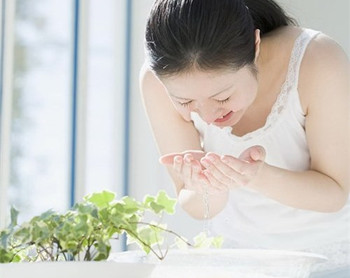 怎样减少脸上红血丝  红血丝 美白祛黄 第2张