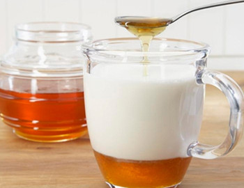 蜂蜜面膜去红血丝方法步骤是什么  方法 蜂蜜 面膜 美白祛黄 第2张