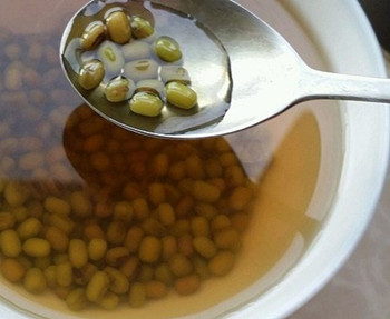 绿豆皮用什么混在一起去红血丝  绿豆皮 美白祛黄 第2张