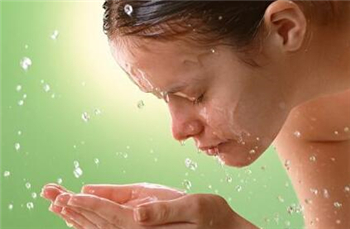 油性敏感肌肤角质层较薄，可以用白醋洗脸吗