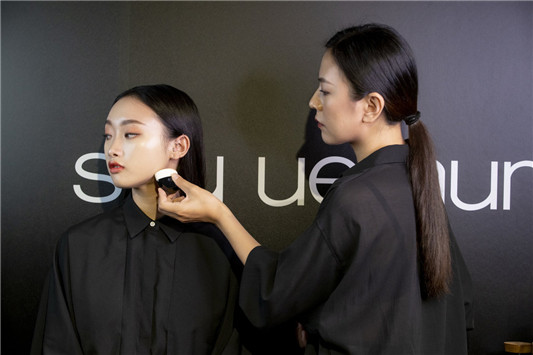 植村秀持久保湿如光随行,「无极限光泽水粉底」X「 55打亮海绵」全新上市 蜜粉 刷具 不易脱妆 美白 服贴 日本 柔嫩 保湿 持久 明亮 自然 遮瑕 ** 好气色 改善暗沉 弹力 薄透 细緻 提亮 毛孔 第6张 植村秀持久保湿如光随行,「无极限光泽水粉底」X「 55打亮海绵」全新上市 蜜粉 刷具 不易脱妆 美白 服贴 日本 柔嫩 保湿 持久 明亮 自然 遮瑕 ** 好气色 改善暗沉 弹力 薄透 细緻 提亮 毛孔 第6张