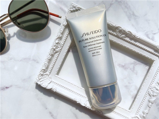 资生堂网友今夏力推No.1顶级防御精华乳边晒边抗老，打造清爽润泽好命肌  乳液 脸部防晒 改善细纹 美白 自然无负担 改善暗沉 得赏品 夏季 台湾 柔嫩 柔顺 滋润 保湿 不黏腻 不油腻 明亮 自然 好吸收 服贴 光滑 第2张