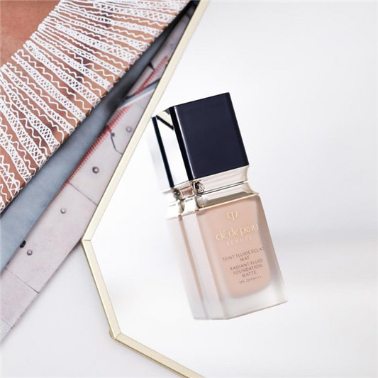 肌肤之钥钻光柔雾修护粉底液，营造柔雾光感裸妆