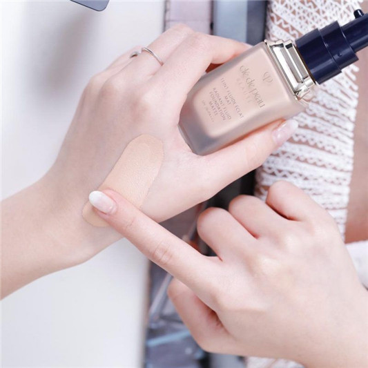 肌肤之钥钻光柔雾修护粉底液，营造柔雾光感裸妆  第2张