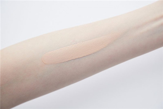 上妆时间愈久妆感愈漂亮，肌肤之钥钻光柔雾修护粉底液  第2张